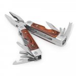 MAGNUM. Alicate dobr&aacute;vel com 20 ferramentas multifun&ccedil;&otilde;es em a&ccedil;o inox e madeira - Natural escuro