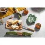CAPPERO. Conjunto de t&aacute;bua de corte e pequena faca de queijo em bambu