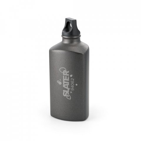 SLATER. Squeeze em alum&iacute;nio com formato triangular (570 mL) - Chumbo