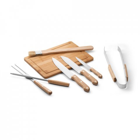 TERIYAKI. Kit churrasco em estojo de PU e 210D com t&aacute;bua em bambu e 7 utens&iacute;lios em a&ccedil;o inox e madeira de Seringueira - Preto