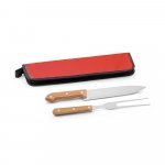 CUBAT. Kit churrasco em estojo de 210D com 2 utens&iacute;lios em a&ccedil;o inox e madeira Seringueira - Vermelho