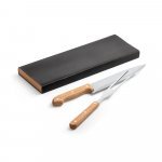 ALIOLI. Kit churrasco em caixa kraft com 2 utens&iacute;lios em a&ccedil;o inox e bambu - Preto