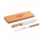 ALIOLI. Kit churrasco em caixa kraft com 2 utens&iacute;lios em a&ccedil;o inox e bambu - Natural