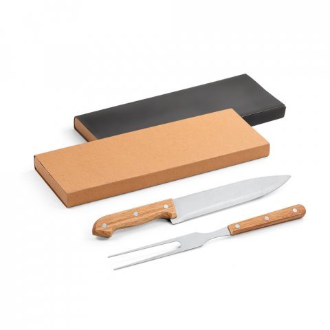 ALIOLI. Kit churrasco em caixa kraft com 2 utens&iacute;lios em a&ccedil;o inox e bambu