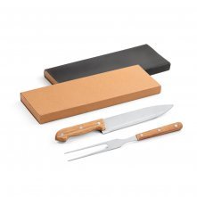ALIOLI. Kit churrasco em caixa kraft com 2 utens&iacute;lios em a&ccedil;o inox e bambu