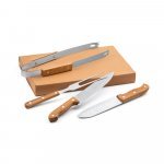 ALIOLI KING. Kit churrasco em caixa kraft com 4 pe&ccedil;as em a&ccedil;o inox e bambu - Natural
