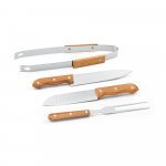 ALIOLI KING. Kit churrasco em caixa kraft com 4 pe&ccedil;as em a&ccedil;o inox e bambu