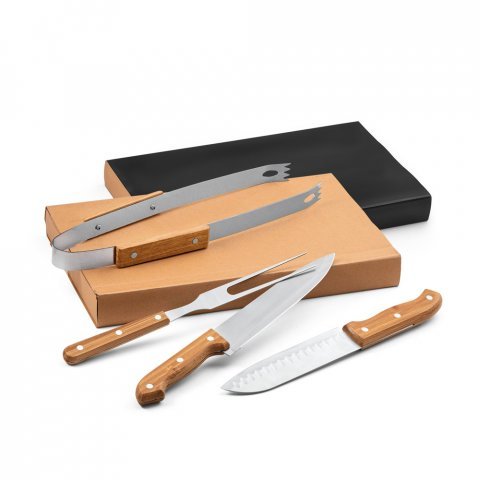 ALIOLI KING. Kit churrasco em caixa kraft com 4 pe&ccedil;as em a&ccedil;o inox e bambu