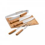 GARLIC KING. Kit churrasco em estojo de 210D com t&aacute;bua em bambu e 5 utens&iacute;lios em a&ccedil;o inox e madeira de Seringueira - Preto