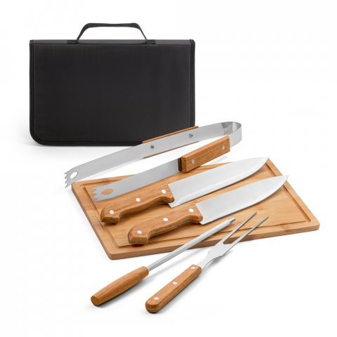GARLIC KING. Kit churrasco em estojo de 210D com t&aacute;bua em bambu e 5 utens&iacute;lios em a&ccedil;o inox e madeira de Seringueira