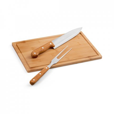 ALIOLI BOARD. Kit churrasco em caixa kraft com t&aacute;bua em bambu e 2 utens&iacute;lios em a&ccedil;o inox e bambu