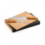 ALIOLI BOARD. Kit churrasco em caixa kraft com t&aacute;bua em bambu e 2 utens&iacute;lios em a&ccedil;o inox e bambu - Preto