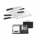 BOTALY. Kit churrasco em estojo de nylon 210D com t&aacute;bua em PP e 5 utens&iacute;lios em a&ccedil;o inox e PP