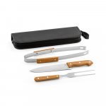 GARLIC. Kit churrasco em estojo de 210D com 3 utens&iacute;lios em a&ccedil;o inox e madeira de Seringueira - Preto