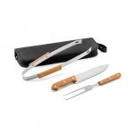 GARLIC. Kit churrasco em estojo de 210D com 3 utens&iacute;lios em a&ccedil;o inox e madeira de Seringueira - Preto