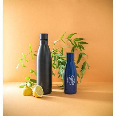RE-BUFFON L. Garrafa em a&ccedil;o inox 90% reciclado de parede dupla t&eacute;rmica, isolada a v&aacute;cuo com acabamento mate (810 mL)