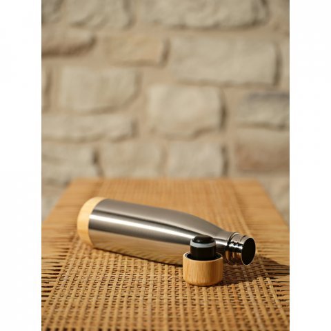 BROMELL 550. Garrafa em a&ccedil;o inox 90% reciclado de parede dupla t&eacute;rmica, isolada a v&aacute;cuo (550 mL)