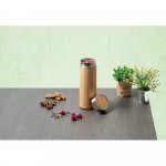 NATUREL. Garrafa em a&ccedil;o inox 90% reciclado e bambu de parede dupla t&eacute;rmica, isolada a v&aacute;cuo (430 mL)