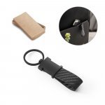 DARTH. Chaveiro em c. sint&eacute;tico com textura em fibra de carbono e metal