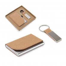 GOSLING. Conjunto composto por um porta-cart&otilde;es e chaveiro, ambos em metal e corti&ccedil;a