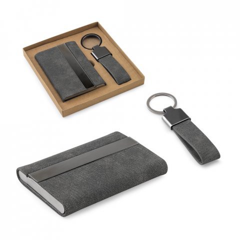 VAUGHN. Conjunto composto por um porta-cart&otilde;es e chaveiro, ambos em metal e poli&eacute;ster 30% reciclado