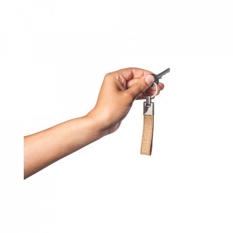 EVANS. Conjunto composto por uma caneta esferogr&aacute;fica e chaveiro, ambos em metal e corti&ccedil;a - Natural