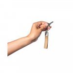 EVANS. Conjunto composto por uma caneta esferogr&aacute;fica e chaveiro, ambos em metal e corti&ccedil;a - Natural
