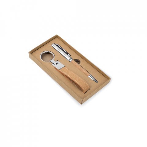 EVANS. Conjunto composto por uma caneta esferogr&aacute;fica e chaveiro, ambos em metal e corti&ccedil;a - Natural