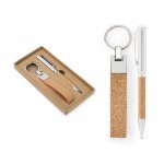EVANS. Conjunto composto por uma caneta esferogr&aacute;fica e chaveiro, ambos em metal e corti&ccedil;a