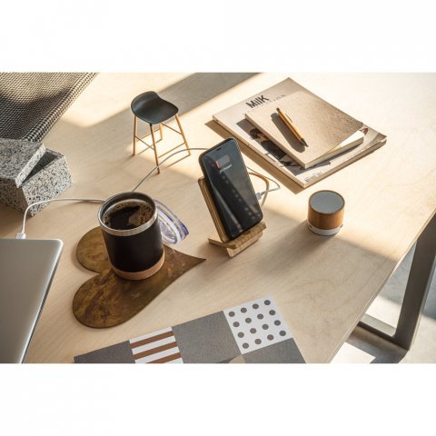 LANGE. Carregador por indu&ccedil;&atilde;o super-r&aacute;pido e suporte em bambu para smartphone (15 W)