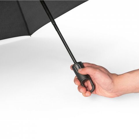 GUSTAVO. Guarda-chuva, dobr&aacute;vel, em poli&eacute;ster 100% reciclado pongee 190T com abertura e fecho autom&aacute;tico - Preto